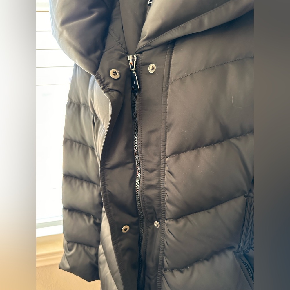 Tahari Women's Elegant Black Puffer Coat - Picture 4 of 8